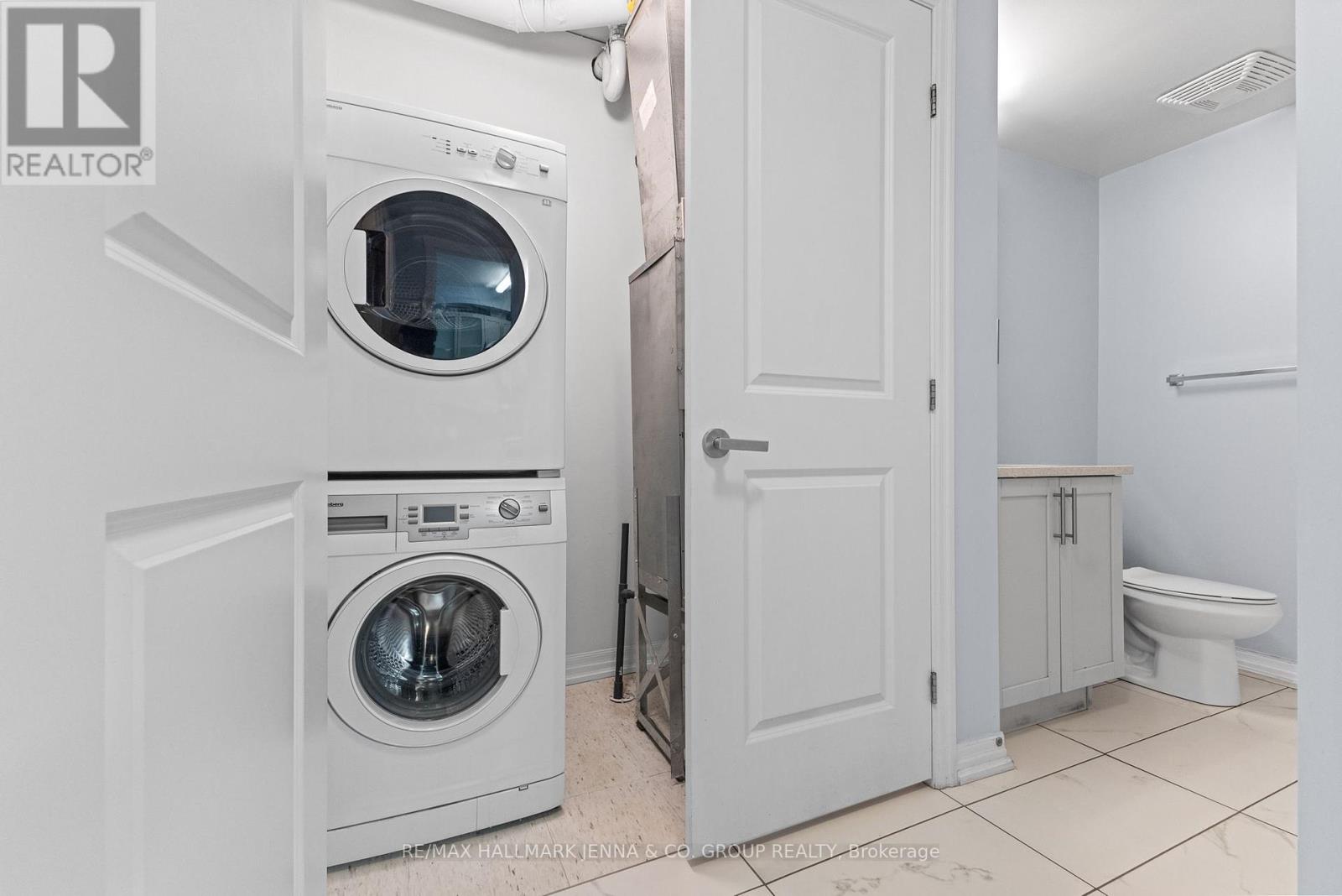 https://ddfcdn.realtor.ca/listing/TS638857475719230000/reb76/highres/1/x12138901_28.jpg