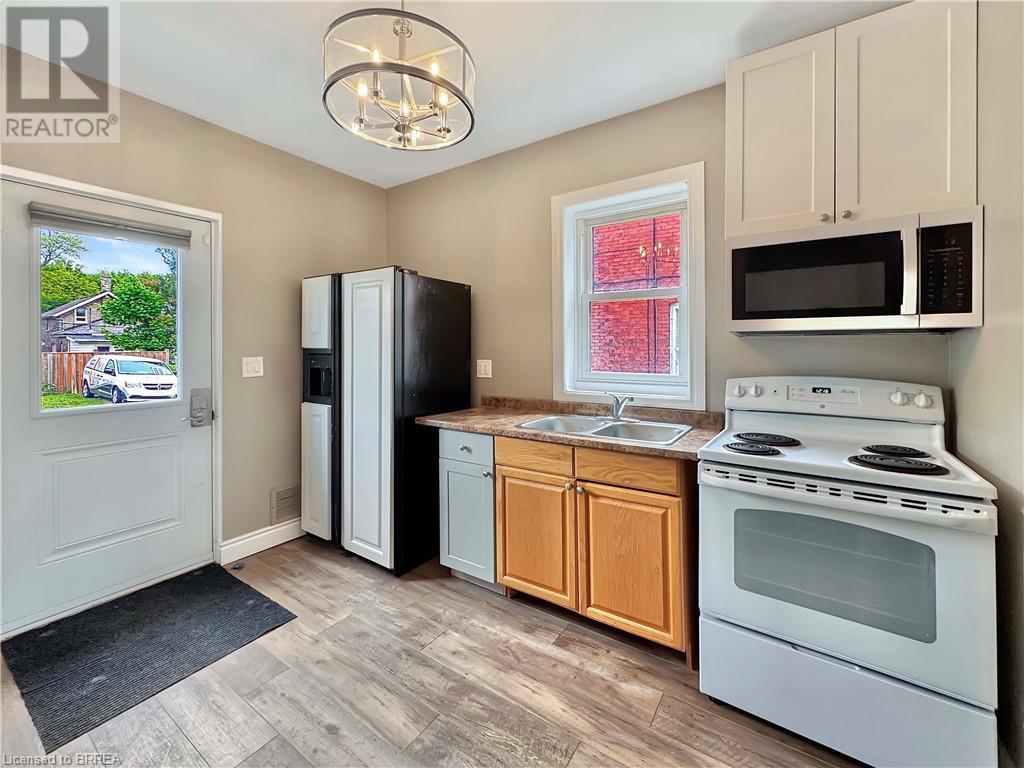 Photo 12 of 273 Brant Avenue, Brantford ON