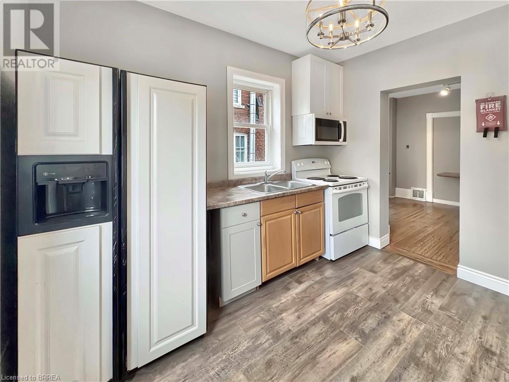 Photo 13 of 273 Brant Avenue, Brantford ON