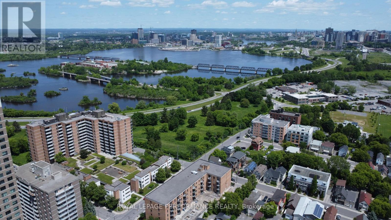 Easy access to downtown or Gatineau