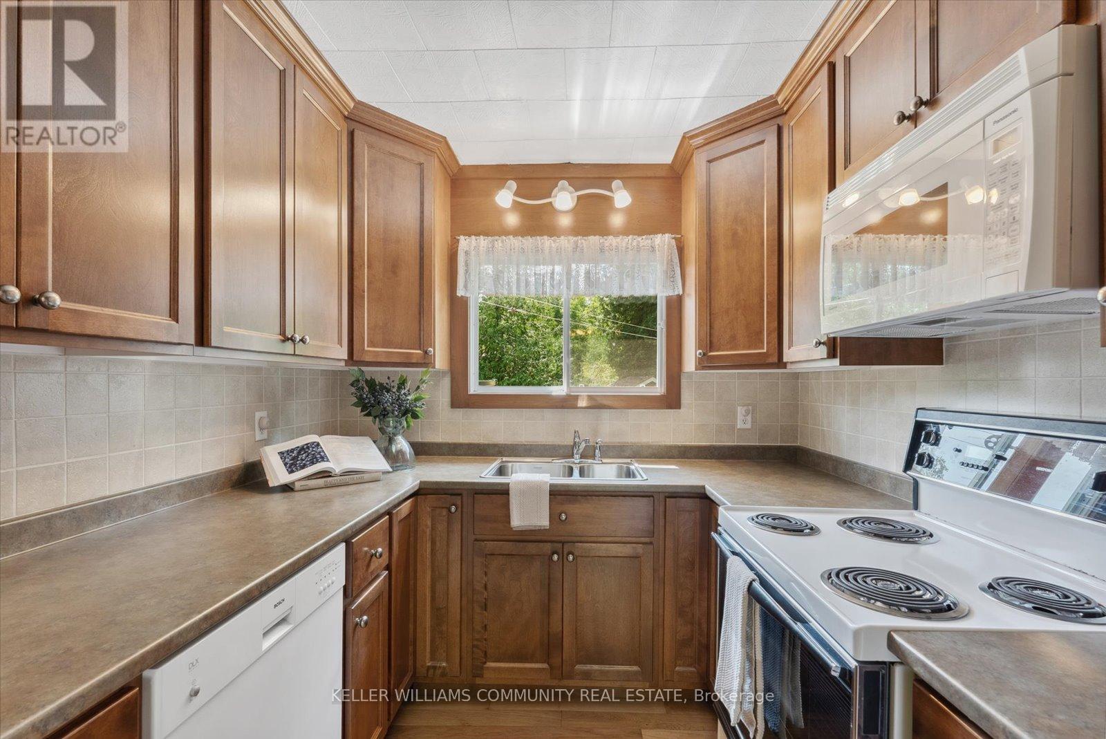 Photo 13 of 303 Maple Landing Lane, Tudor And Cashel ON