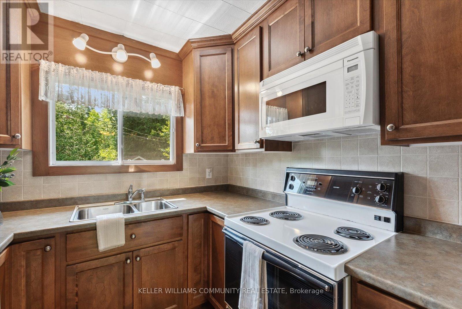 Photo 14 of 303 Maple Landing Lane, Tudor And Cashel ON