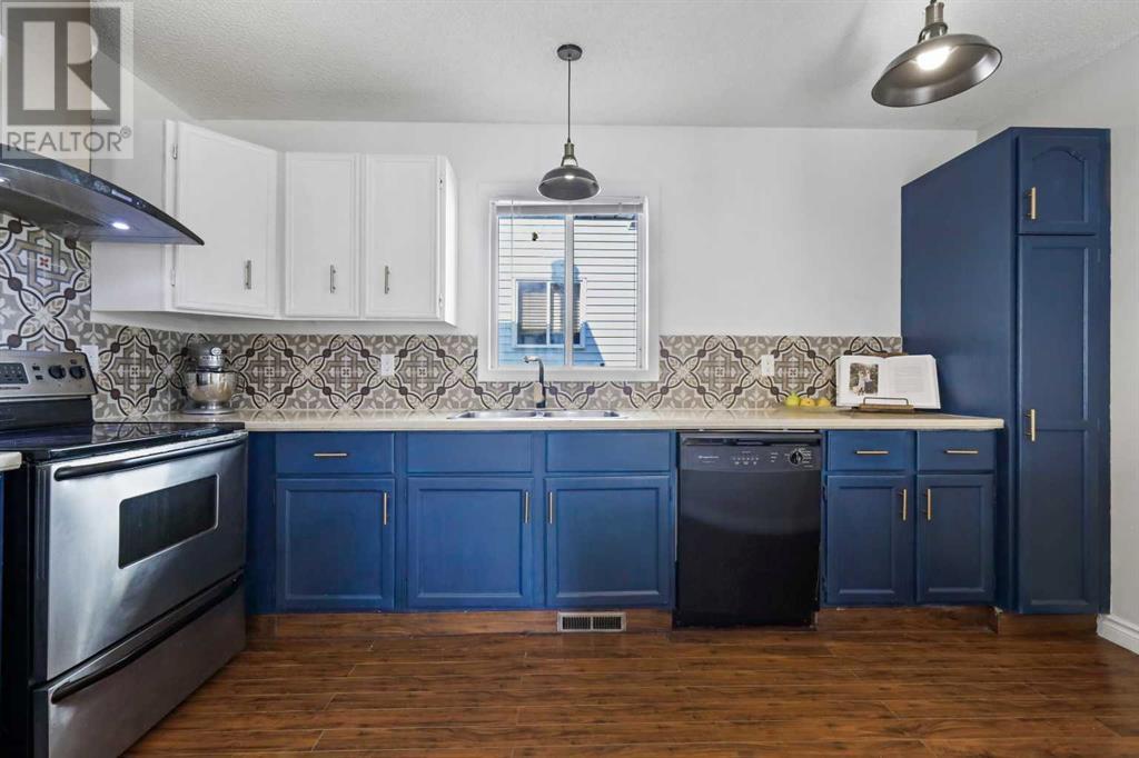 Single Family House 3 Level for Sale in  Macewan Drive NW MacEwan Glen Calgary 