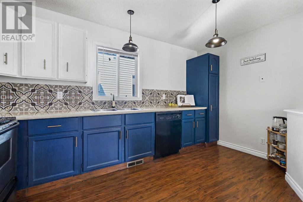 Single Family House 3 Level for Sale in  Macewan Drive NW MacEwan Glen Calgary 