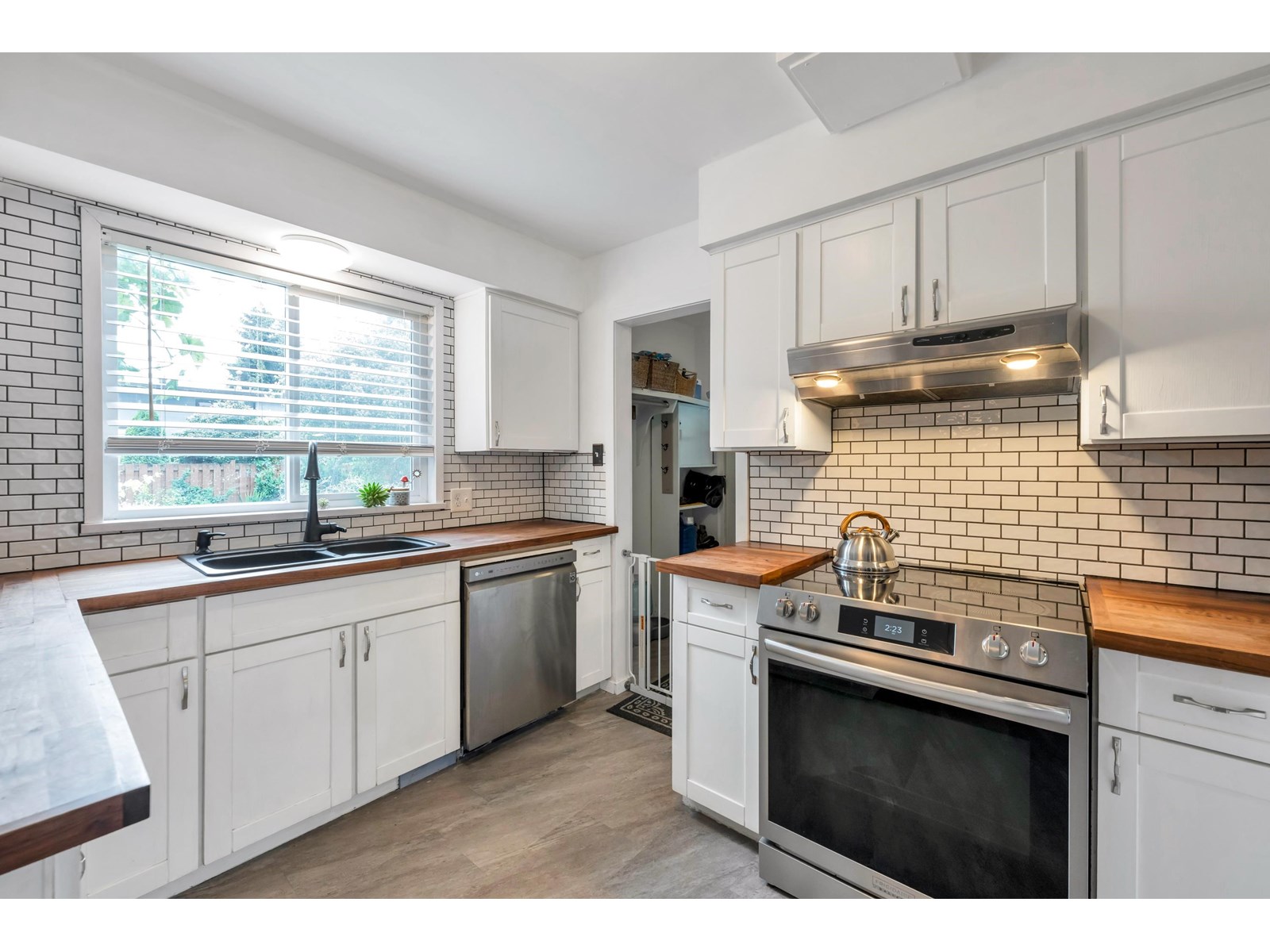 Photo 9 of 33318 Holland Avenue, Abbotsford BC