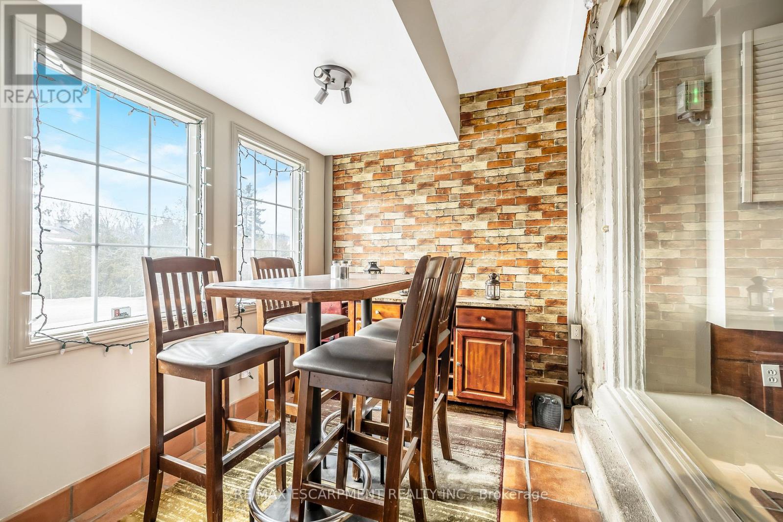 Photo 9 of 262 270 Main Street S, Guelph Eramosa ON