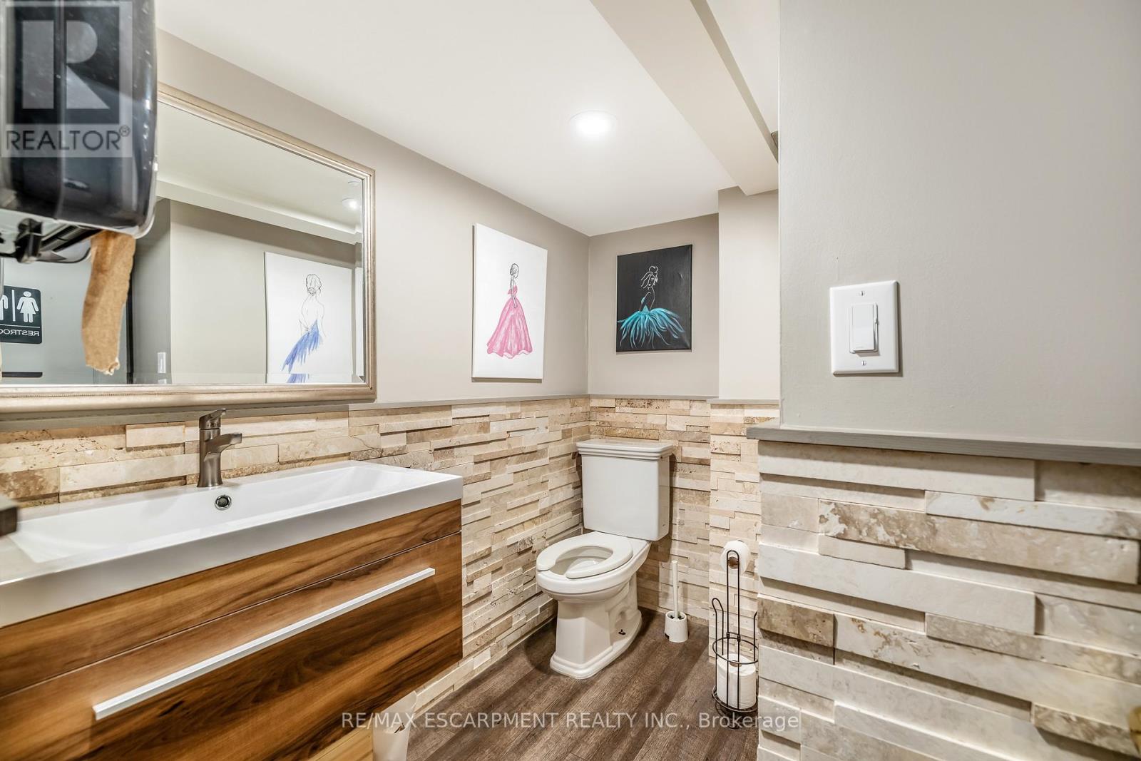 Photo 12 of 262 270 Main Street S, Guelph Eramosa ON