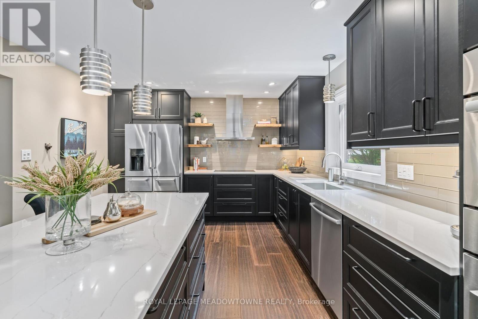 Photo 14 of 20 Cindebarke Terrace, Halton Hills ON