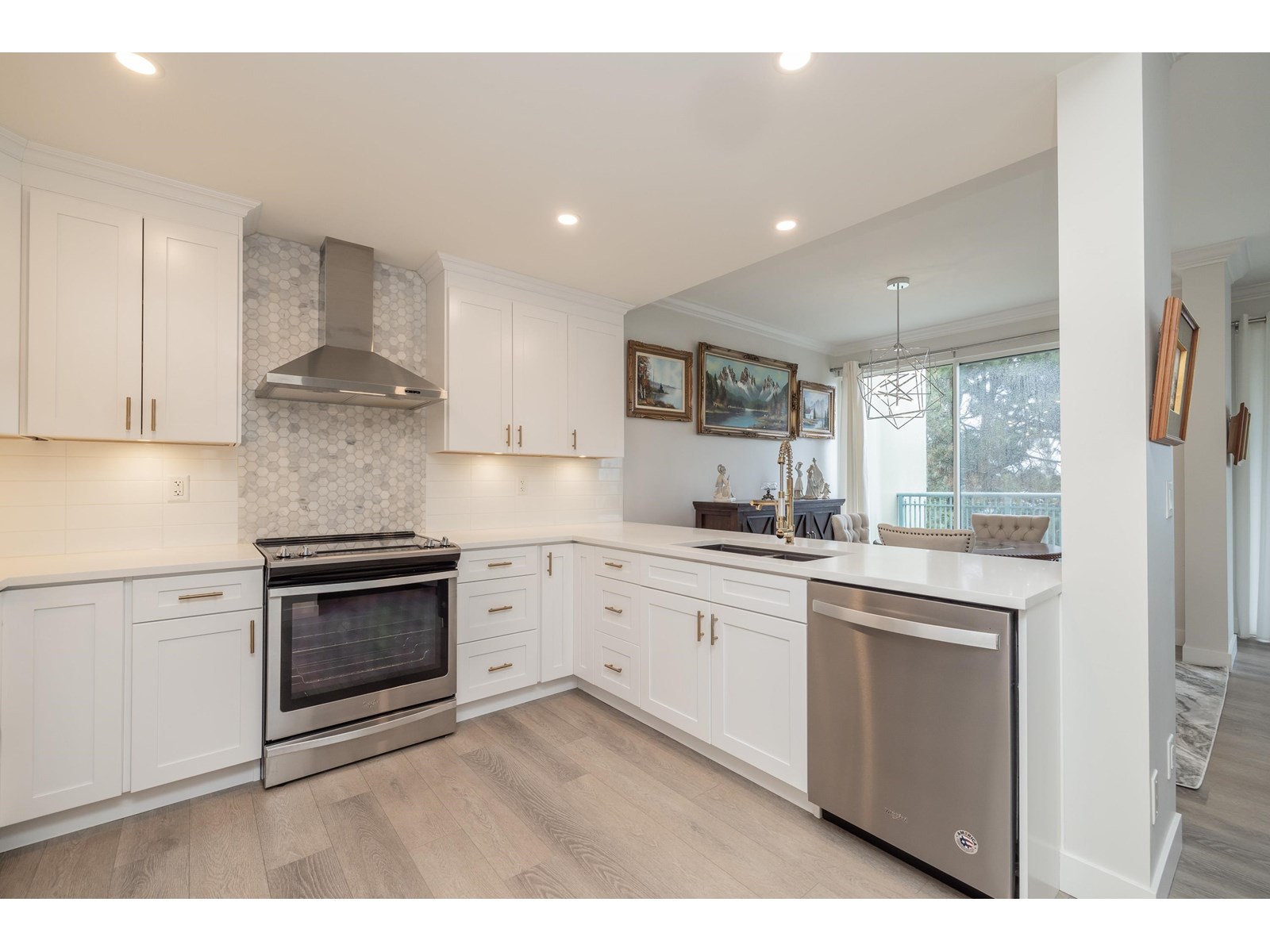Photo 2 of 411 1785 Martin Drive, Surrey BC