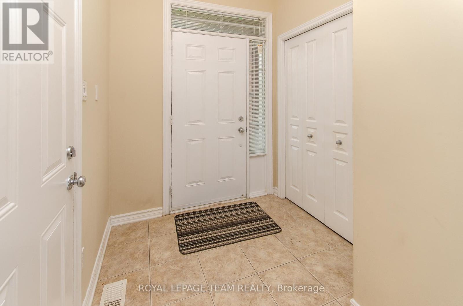 Foyer | Inside entry from garage