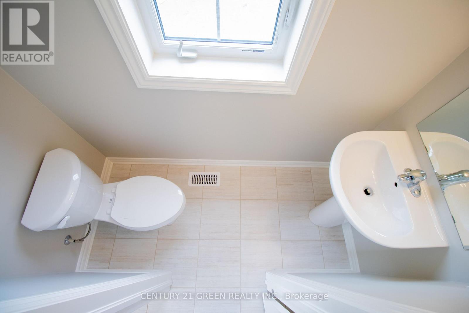 Photo 7 of 274 Springfield Crescent, Clearview ON