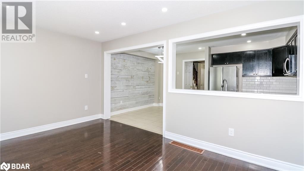 Photo 16 of 59 Winchester Terrace, Barrie ON