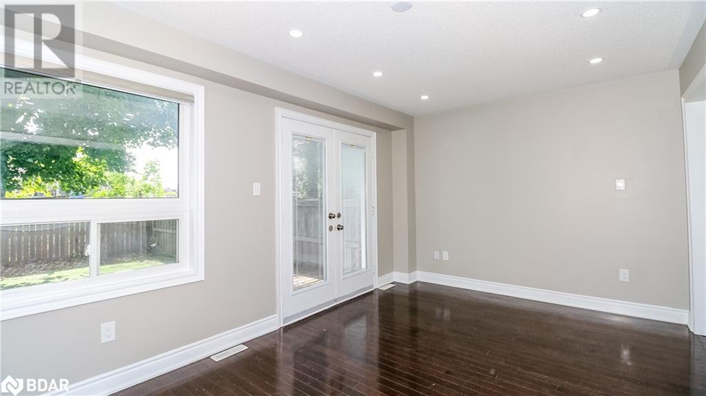 Photo 15 of 59 Winchester Terrace, Barrie ON
