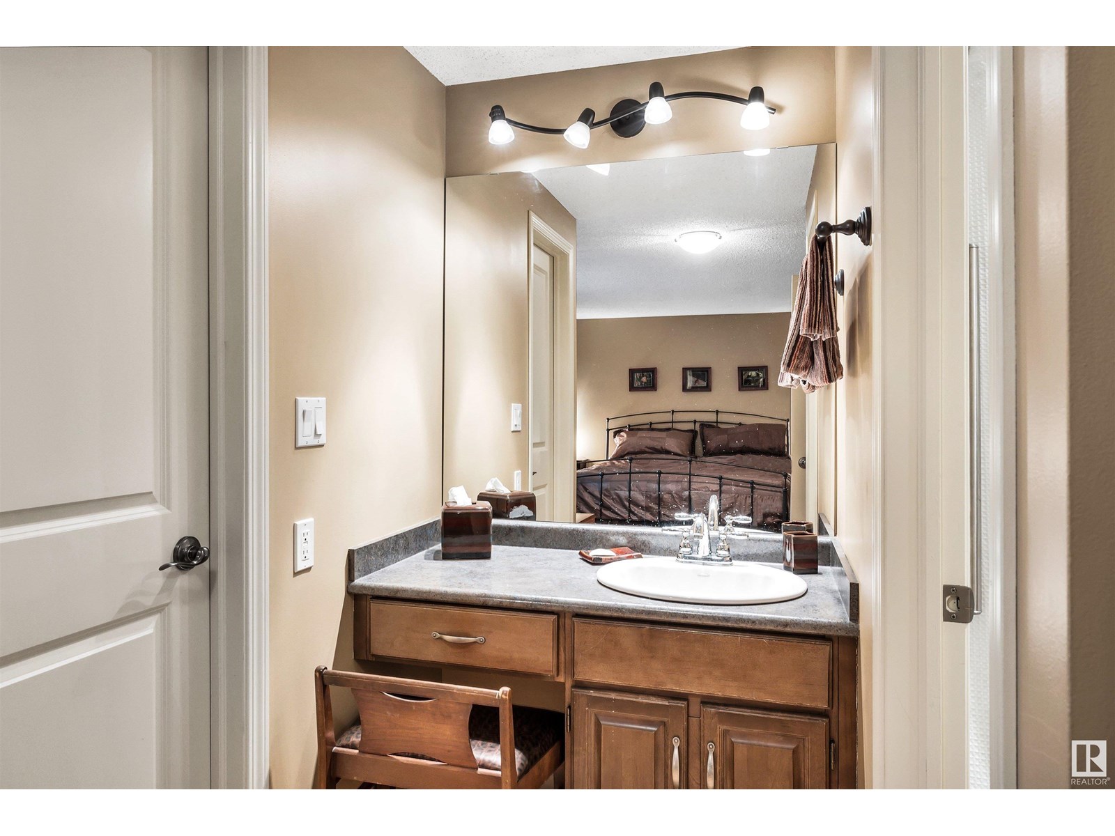 Single Family House for Sale in  Berrymore Dr St. Albert 