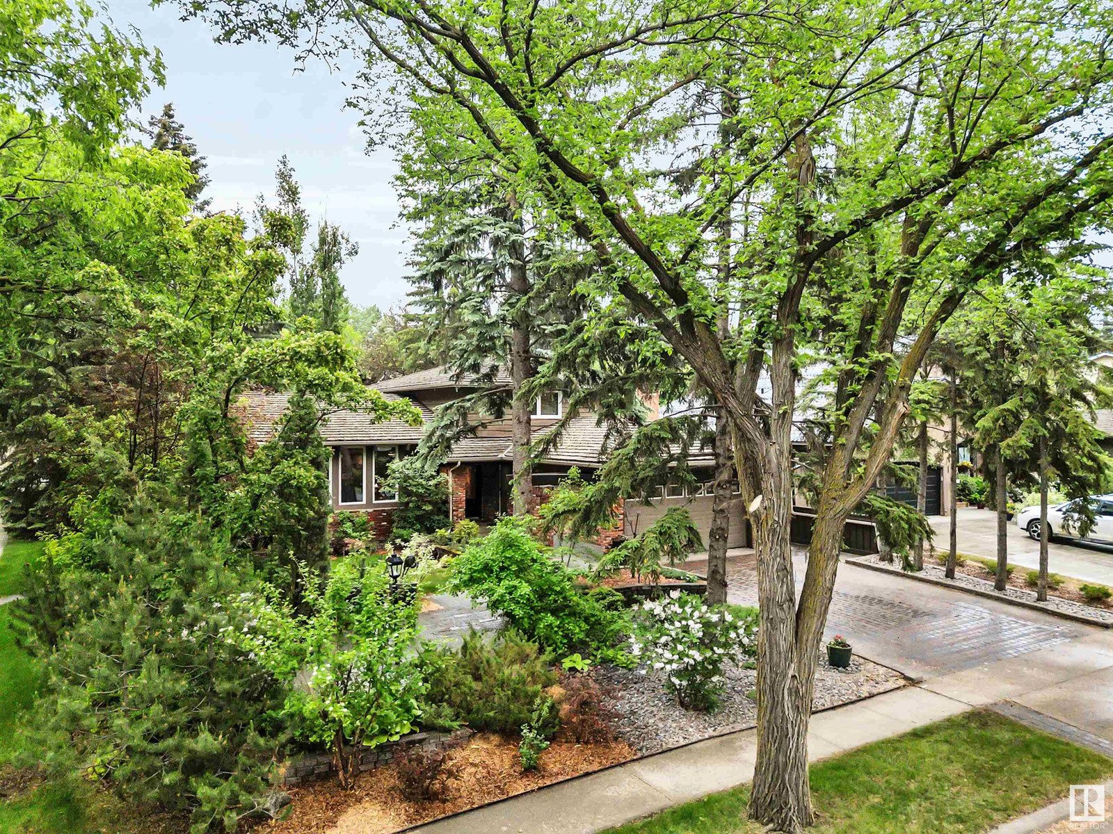 Single Family House for Sale in  Berrymore Dr St. Albert 