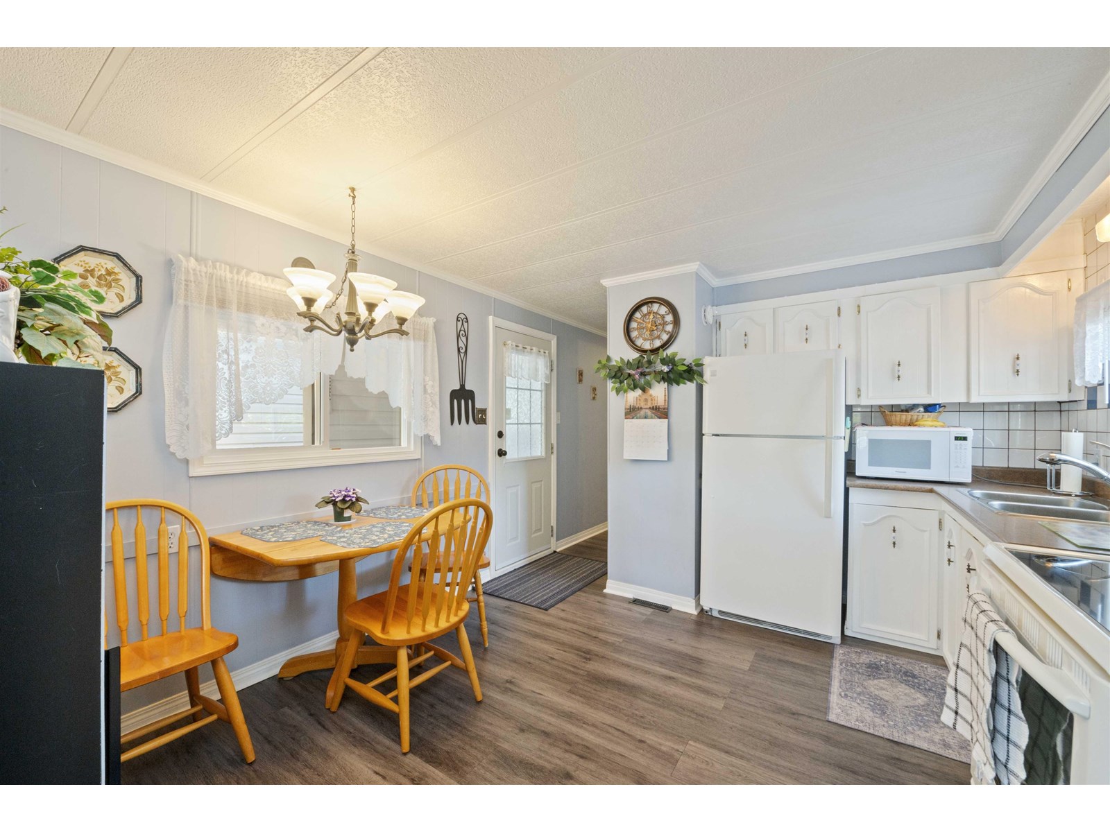 Photo 8 of 7 24330 Fraser Highway, Langley BC