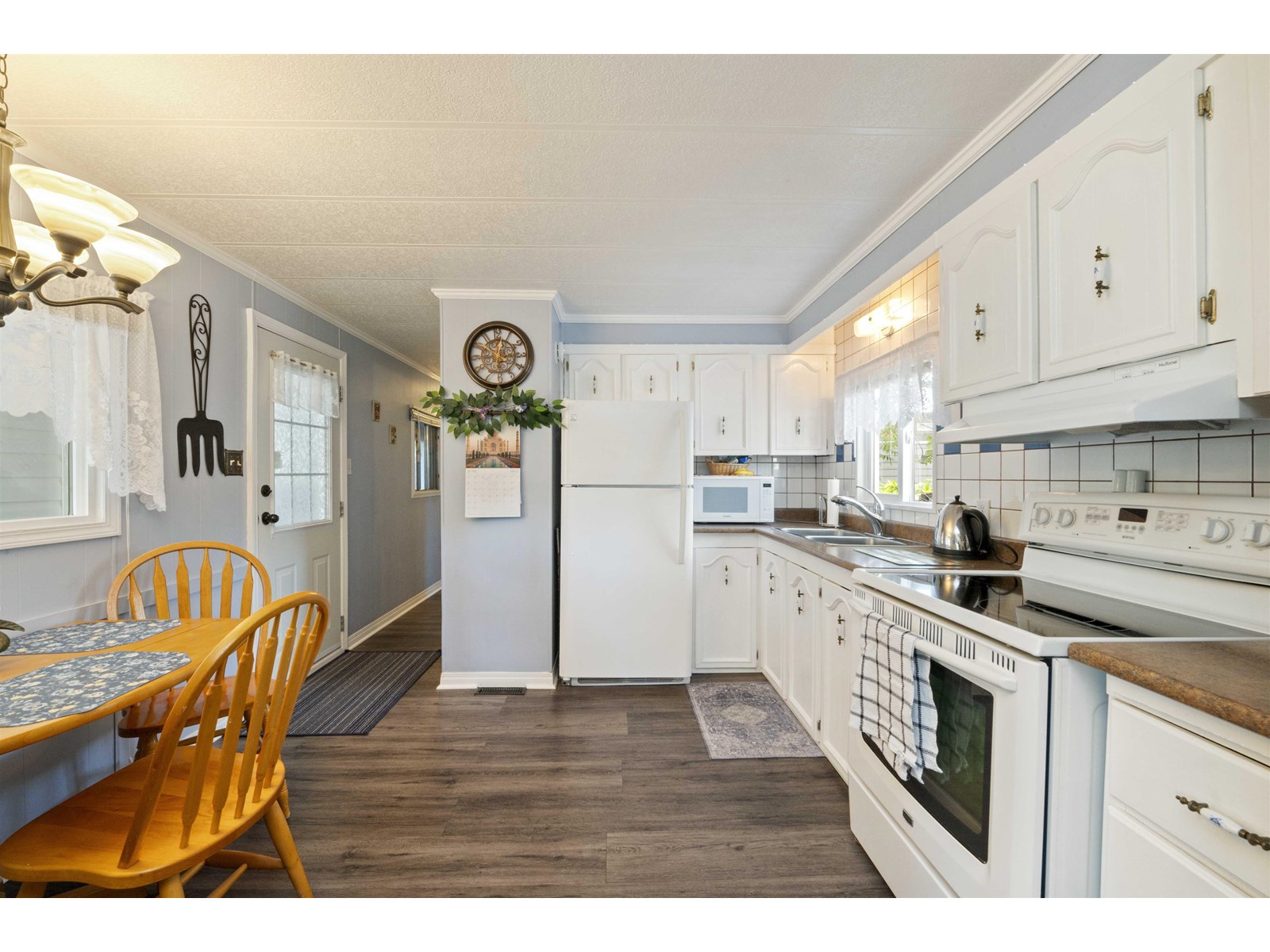 Photo 9 of 7 24330 Fraser Highway, Langley BC