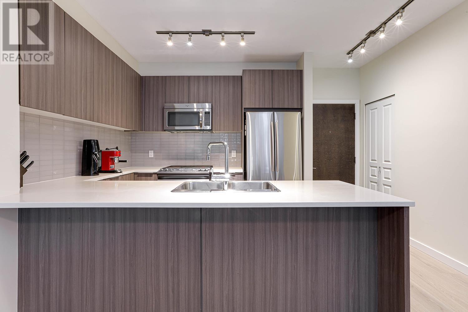 Photo 4 of 106 1151 Windsor Mews, Coquitlam BC