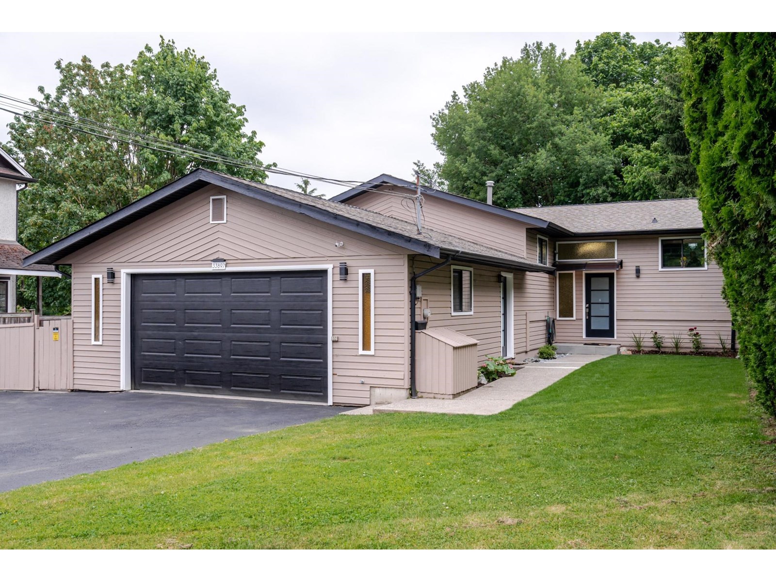 Photo 3 of 33897 Walnut Avenue, Abbotsford BC