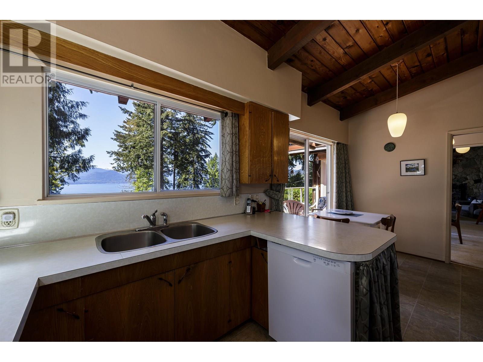 90 OCEANVIEW ROAD, Lions Bay