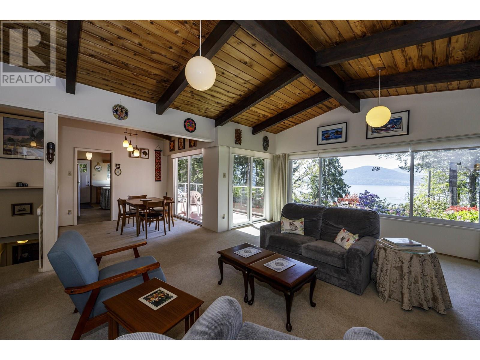 90 OCEANVIEW ROAD, Lions Bay