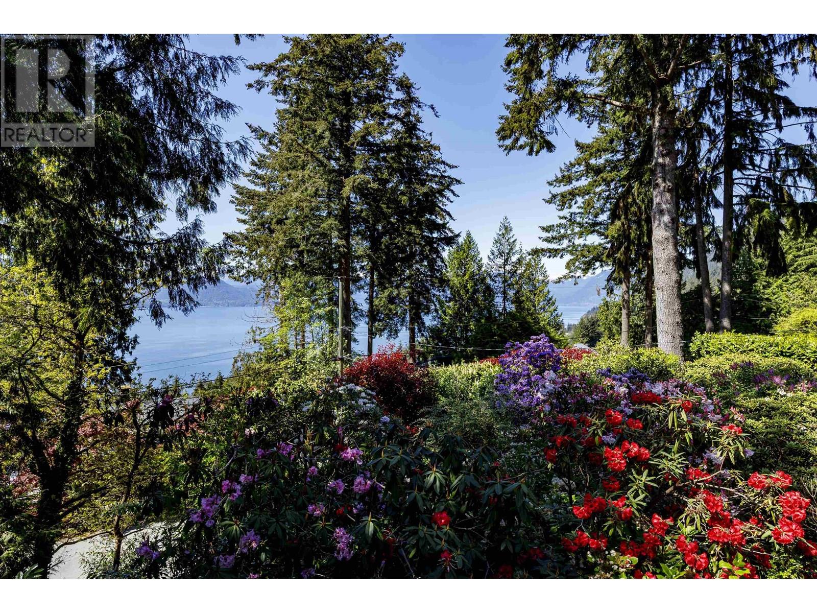 90 OCEANVIEW ROAD, Lions Bay
