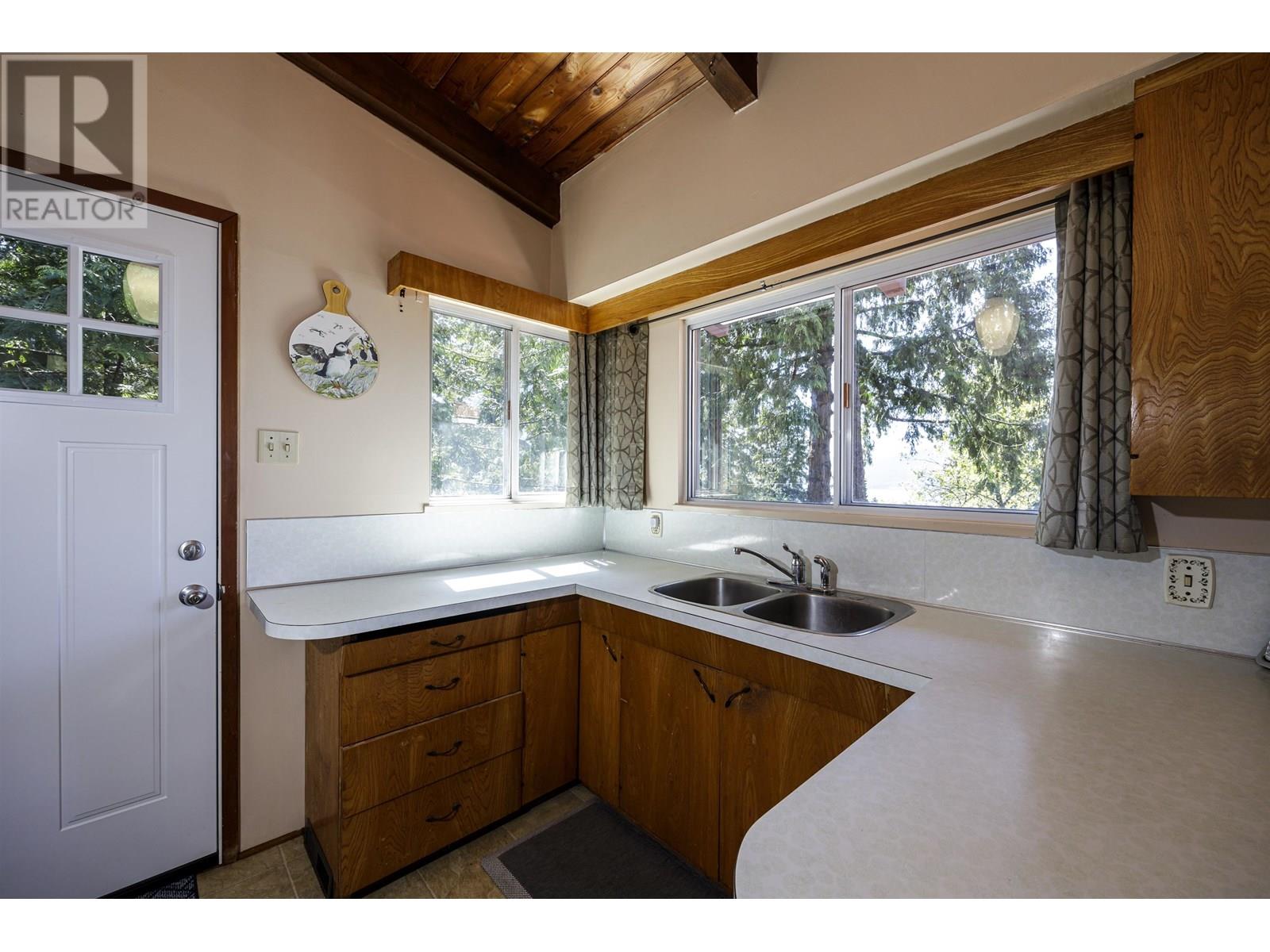 90 OCEANVIEW ROAD, Lions Bay