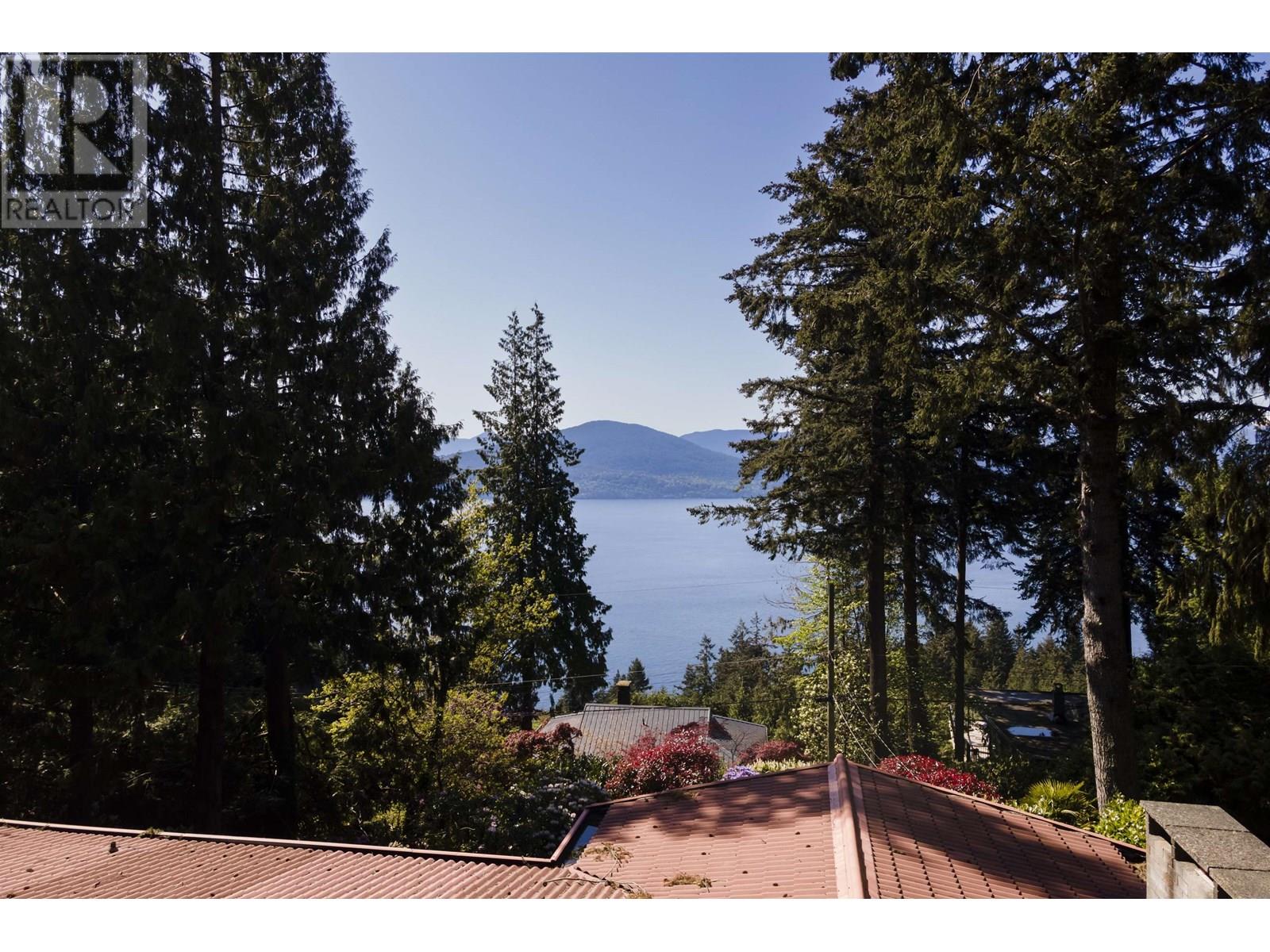 90 OCEANVIEW ROAD, Lions Bay