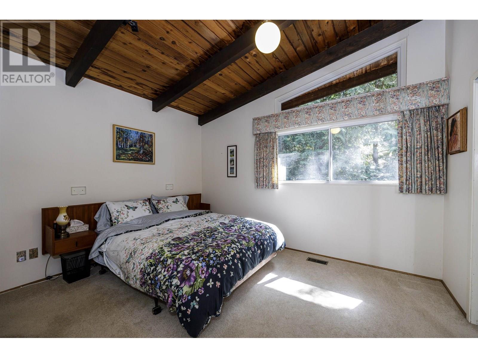 90 OCEANVIEW ROAD, Lions Bay