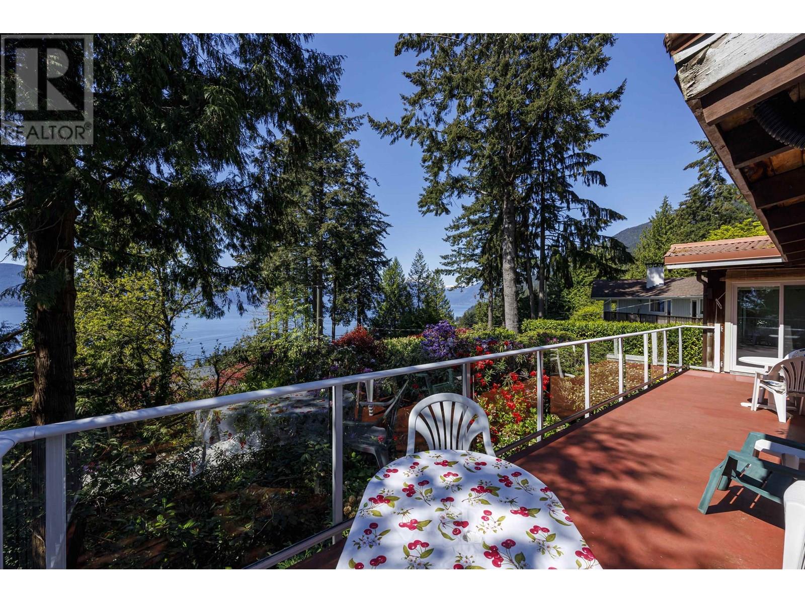 90 OCEANVIEW ROAD, Lions Bay