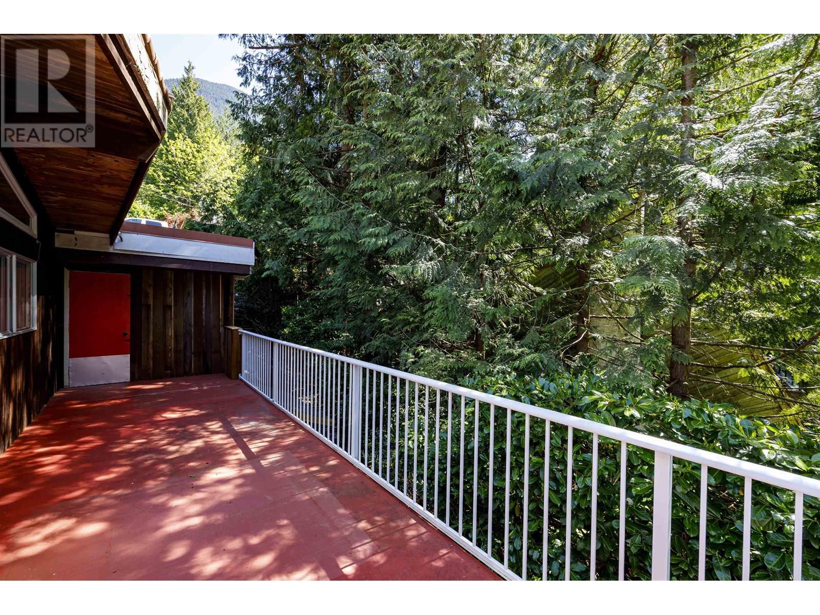 90 OCEANVIEW ROAD, Lions Bay