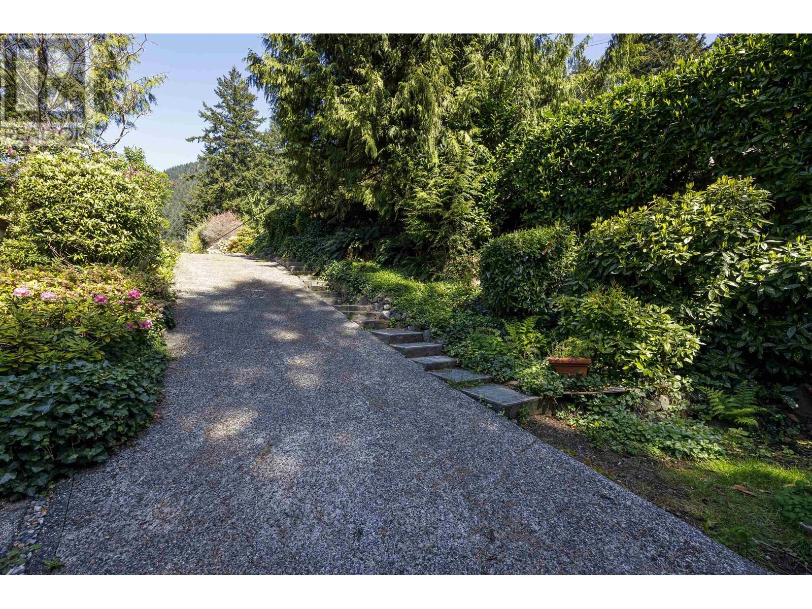 90 OCEANVIEW ROAD, Lions Bay