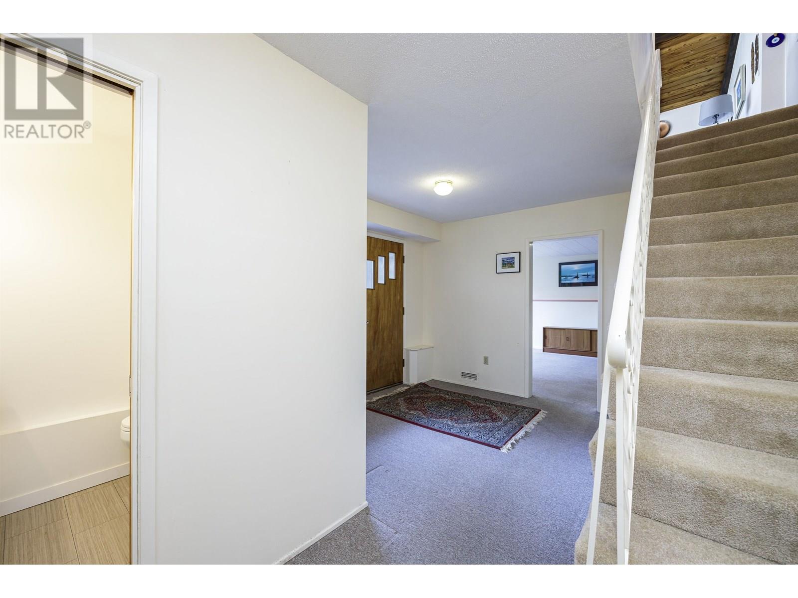 90 OCEANVIEW ROAD, Lions Bay