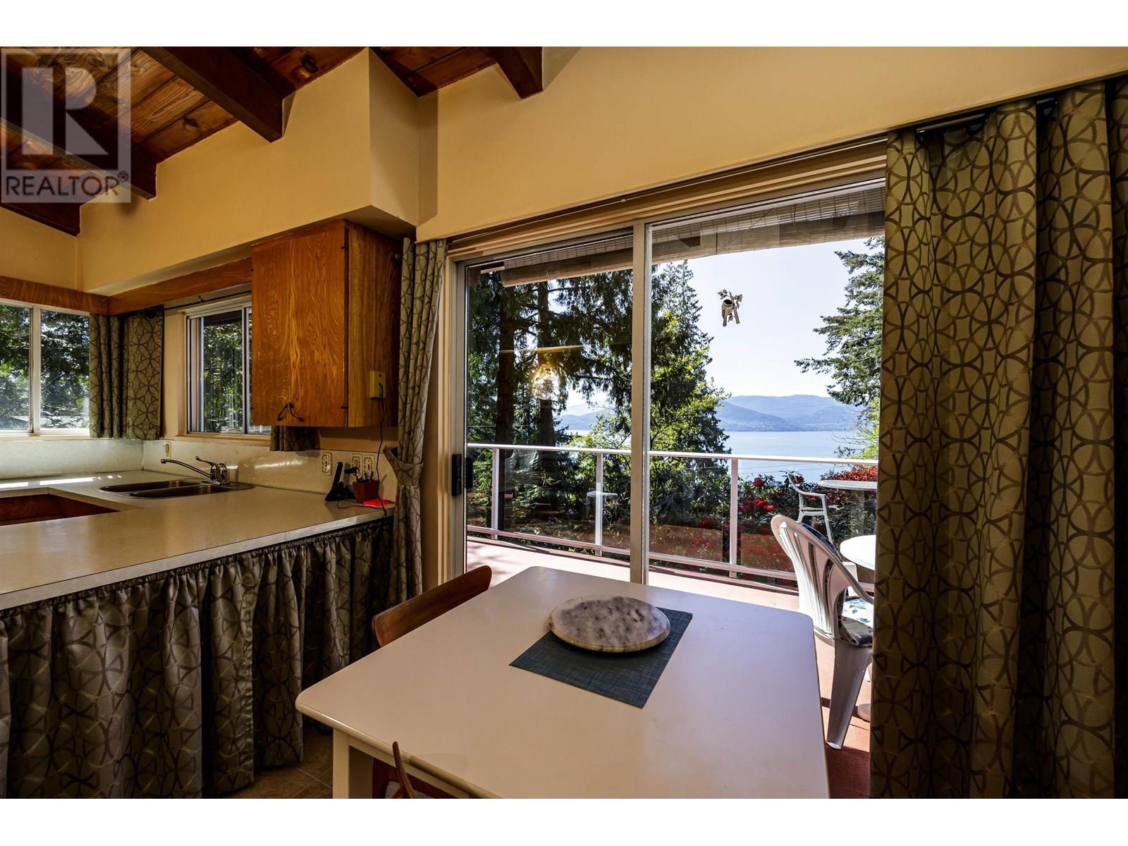 90 OCEANVIEW ROAD, Lions Bay