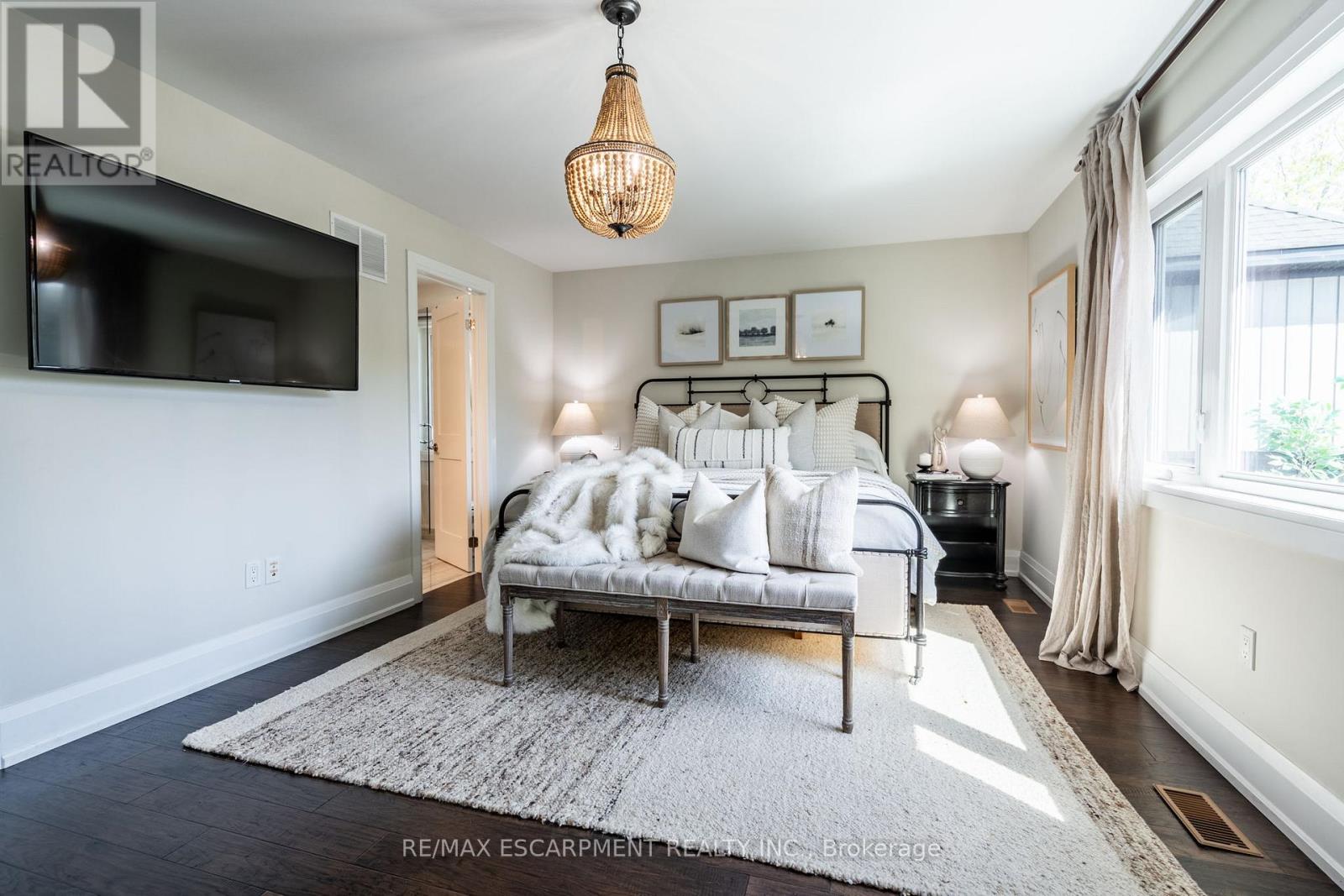 Photo 4 of 962 Beach Boulevard, Hamilton ON