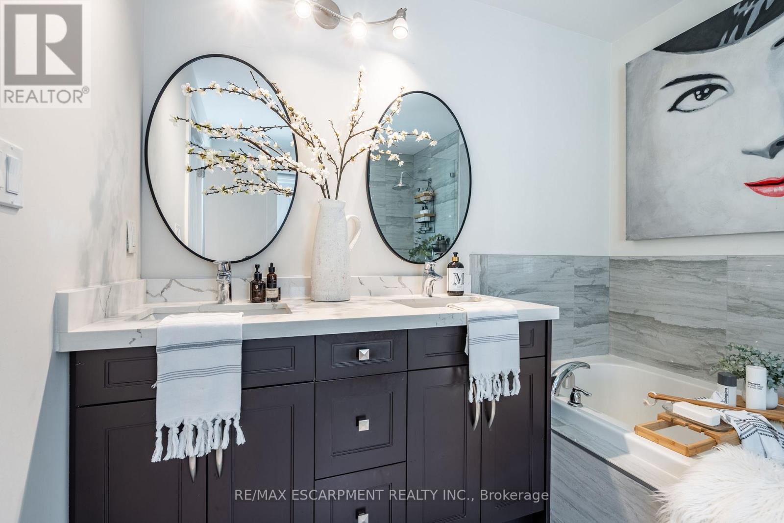 Photo 16 of 962 Beach Boulevard, Hamilton ON