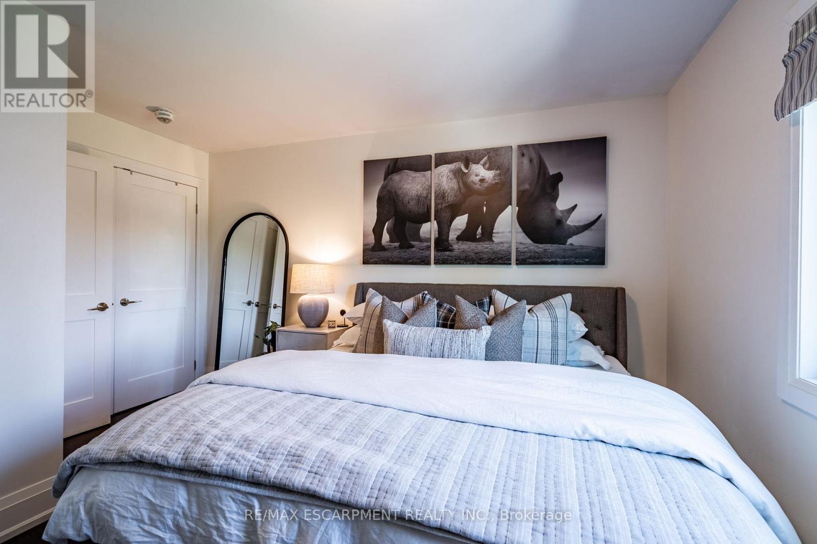 Photo 12 of 962 Beach Boulevard, Hamilton ON