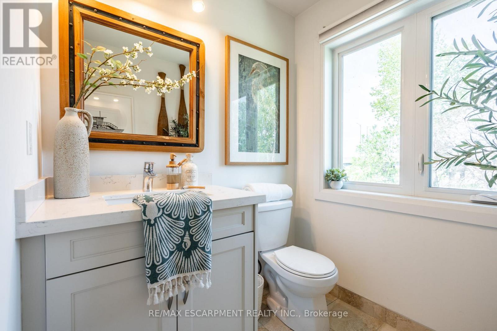 Photo 19 of 962 Beach Boulevard, Hamilton ON