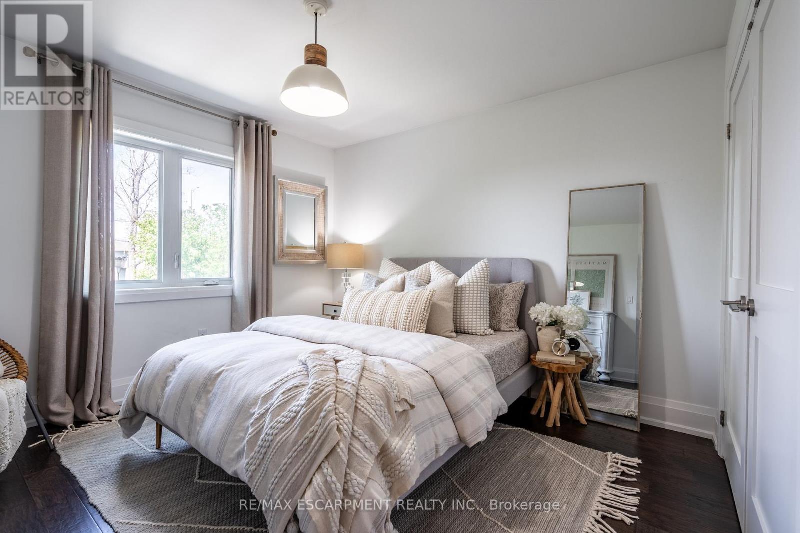Photo 10 of 962 Beach Boulevard, Hamilton ON