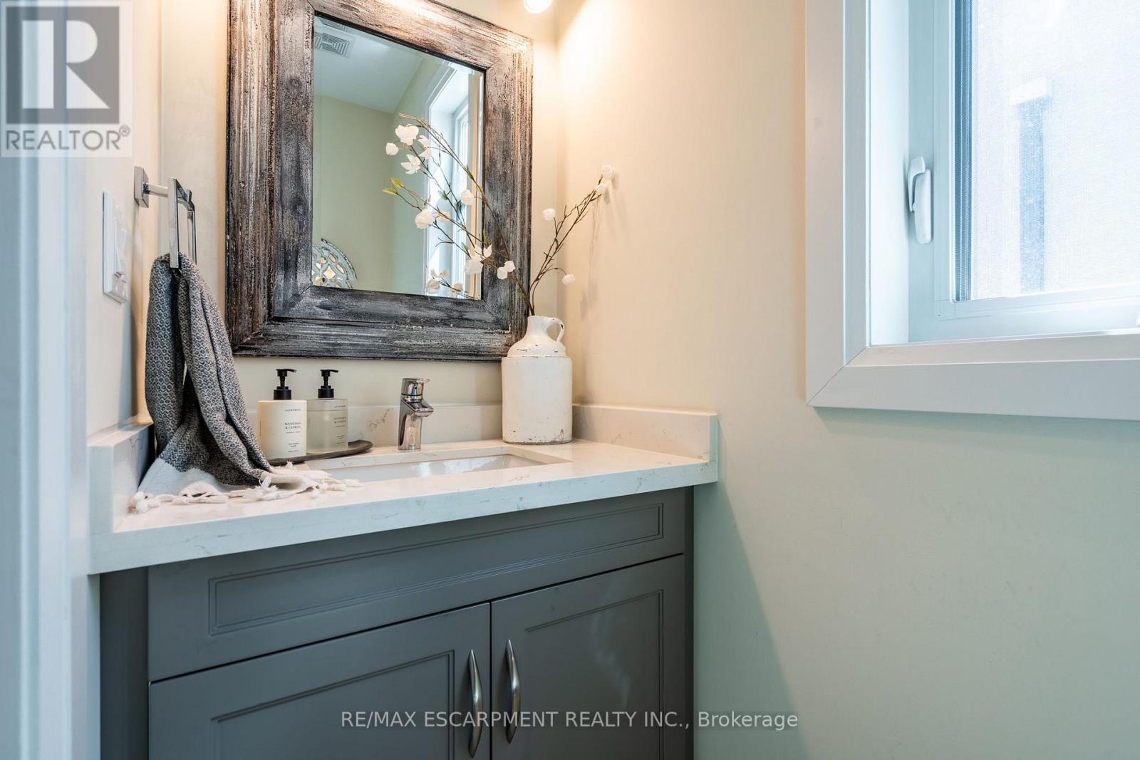 Photo 2 of 962 Beach Boulevard, Hamilton ON