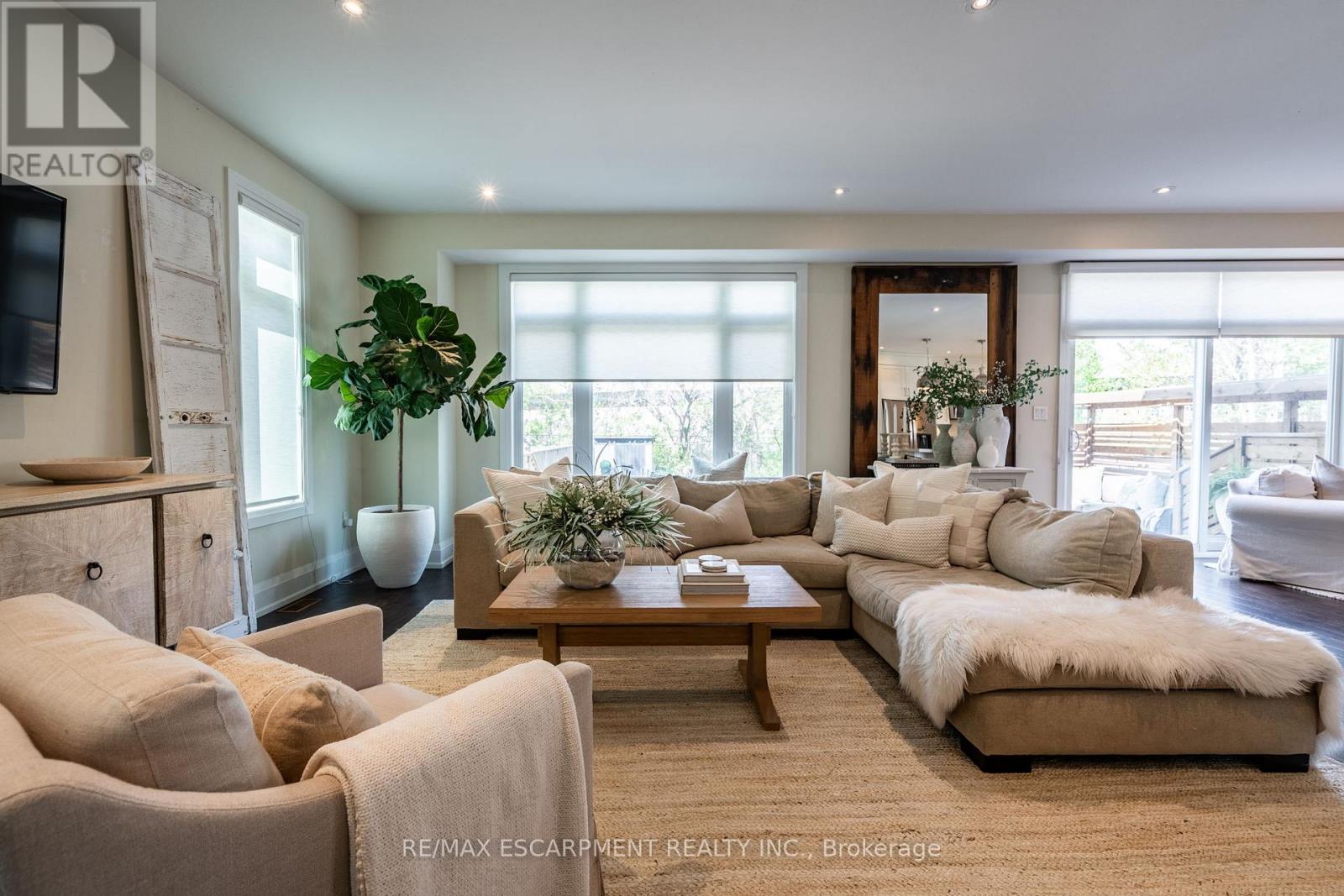 Photo 5 of 962 Beach Boulevard, Hamilton ON
