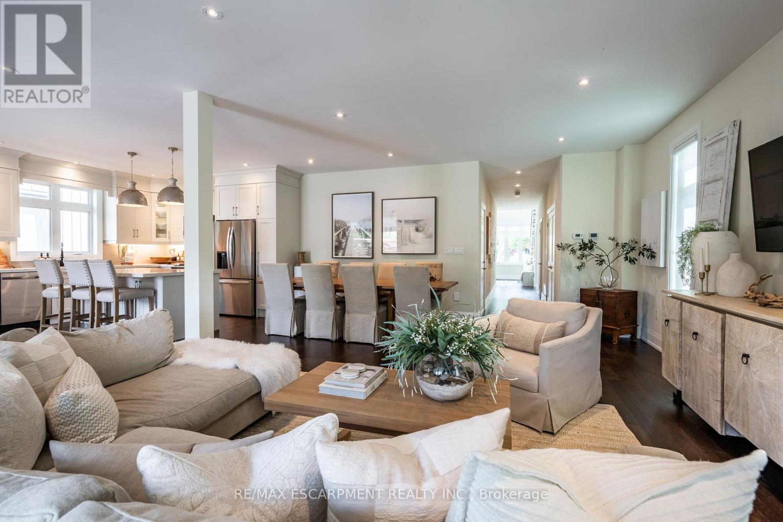 Photo 3 of 962 Beach Boulevard, Hamilton ON