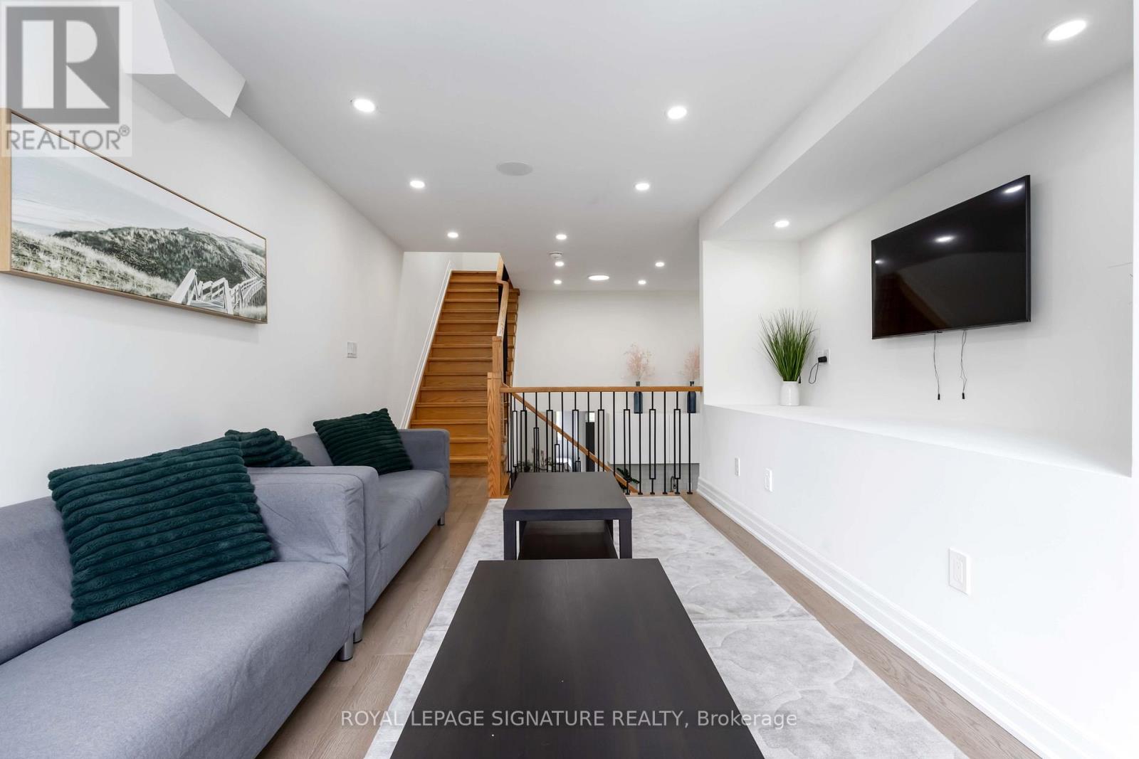 Single Family House for Sale in  BYNG AVENUE Toronto (Oakridge) 
