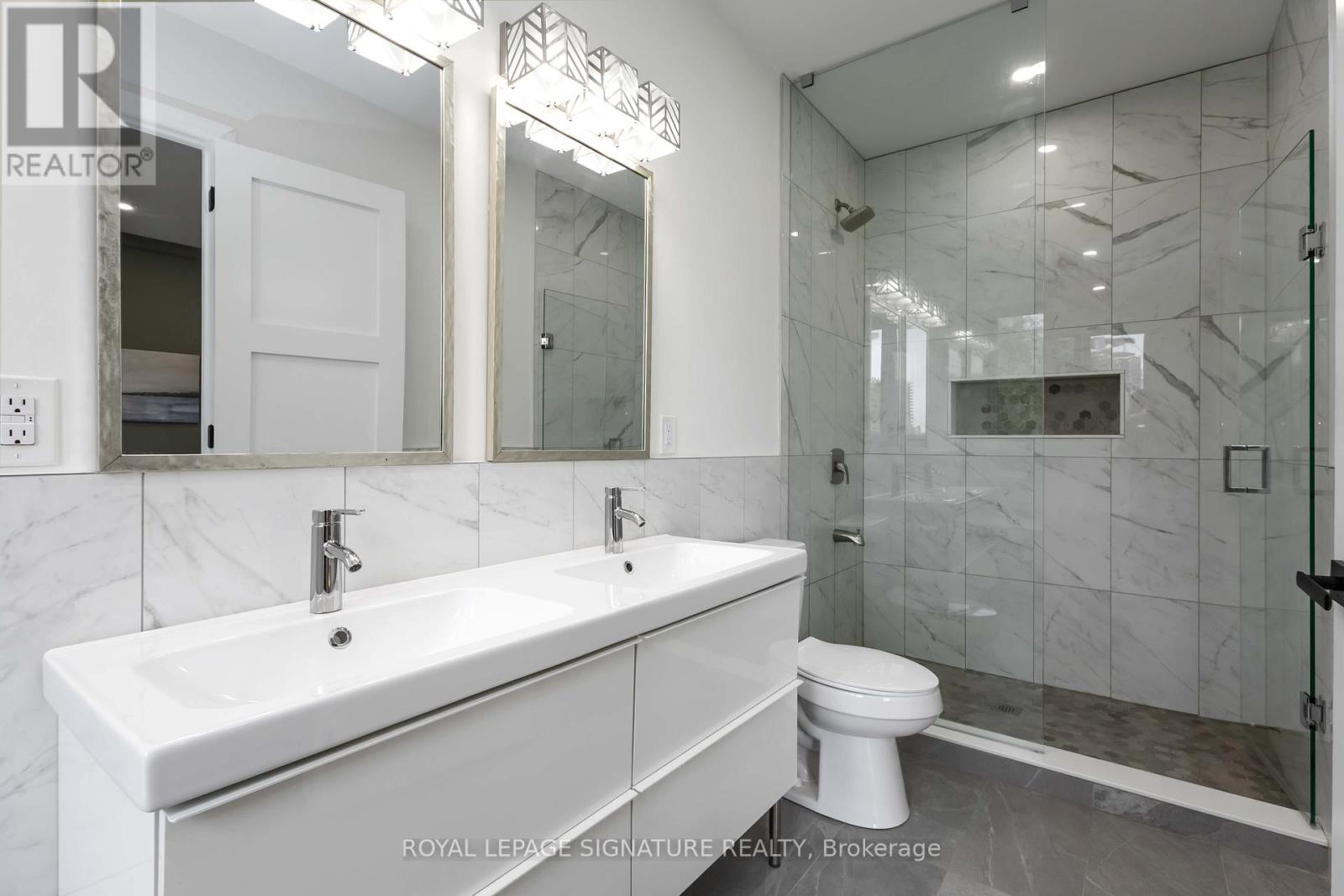 Single Family House for Sale in  BYNG AVENUE Toronto (Oakridge) 