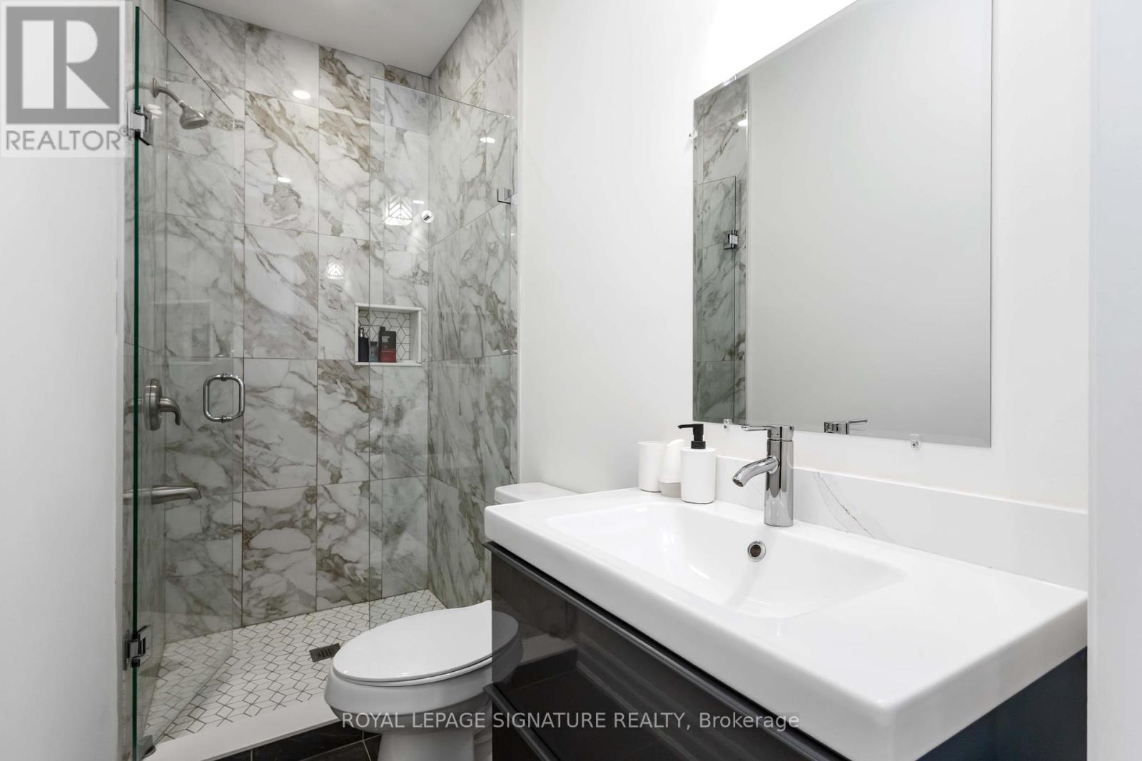 Single Family House for Sale in  BYNG AVENUE Toronto (Oakridge) 