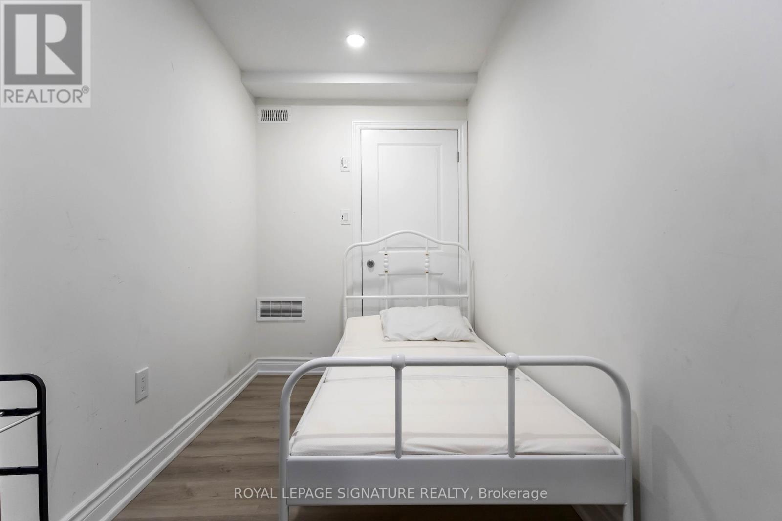 Single Family House for Sale in  BYNG AVENUE Toronto (Oakridge) 