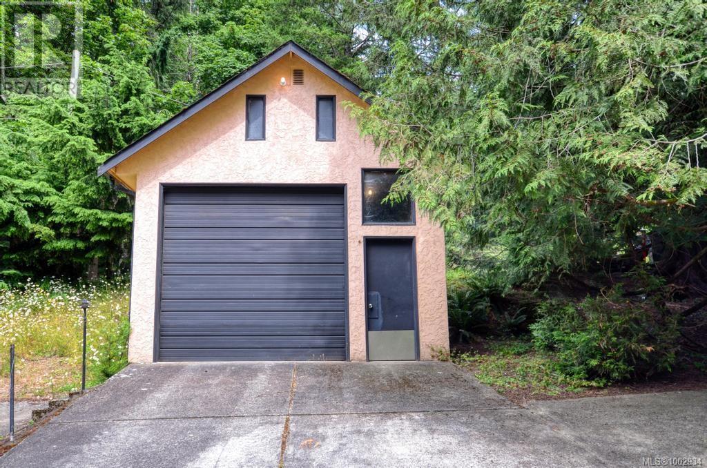  2554 Bukin Drive East, Highlands