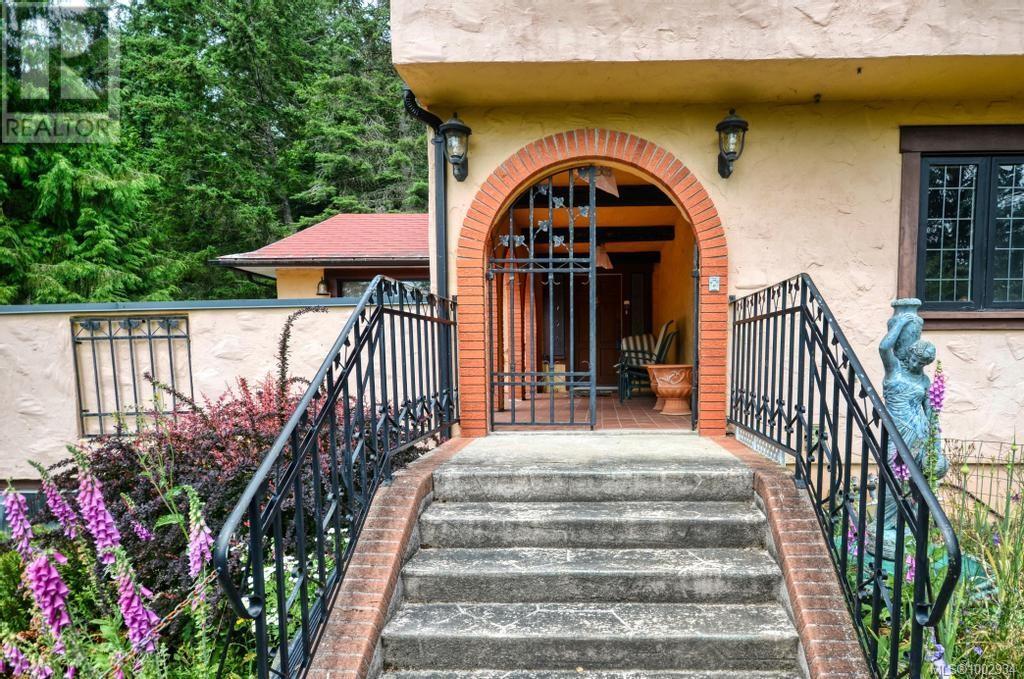  2554 Bukin Drive East, Highlands