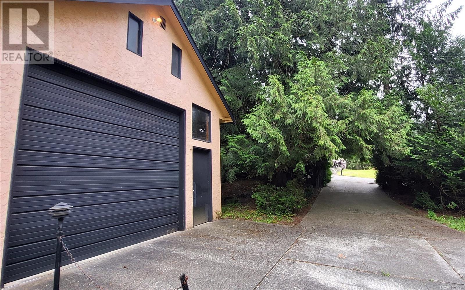  2554 Bukin Drive East, Highlands