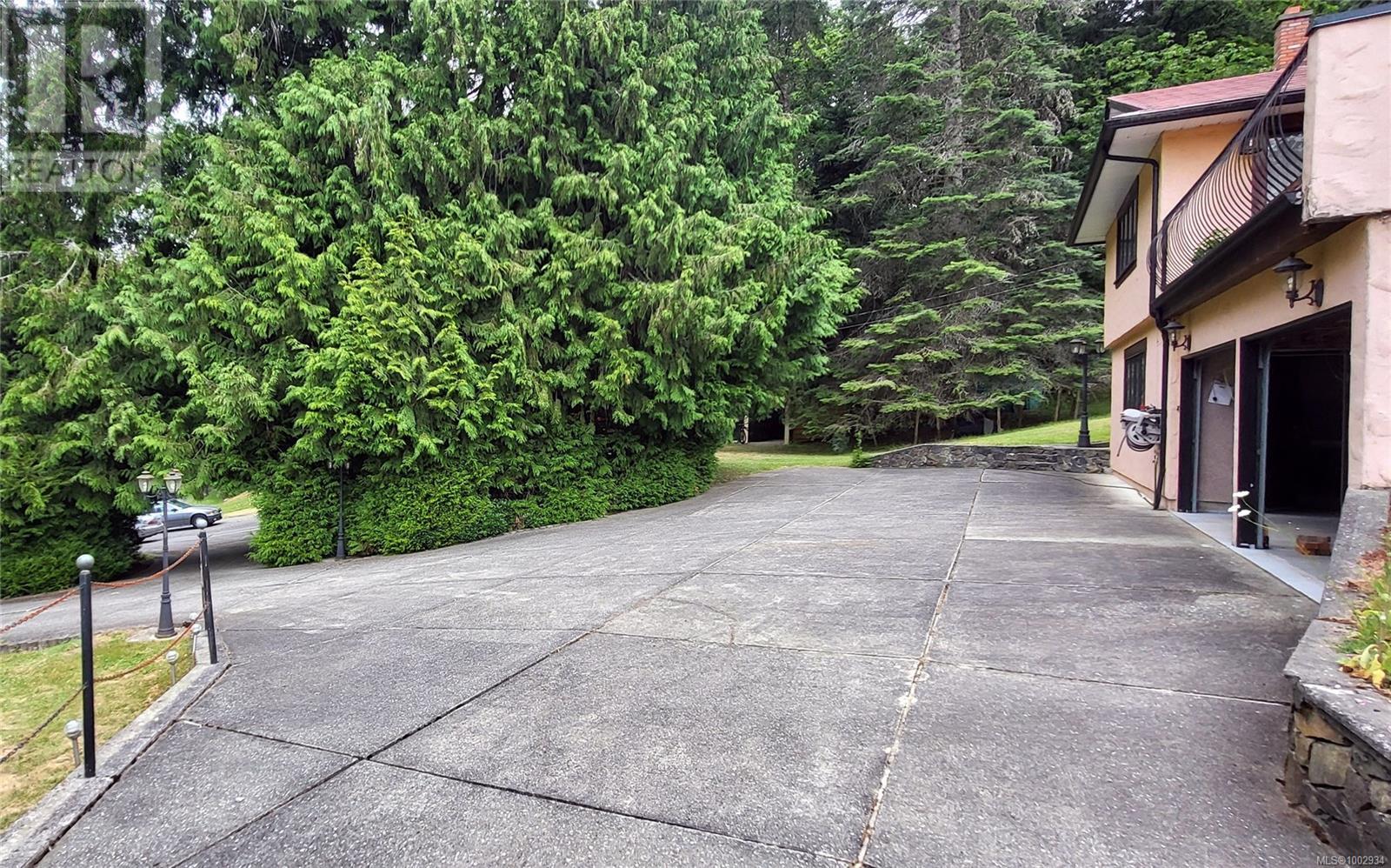  2554 Bukin Drive East, Highlands